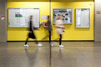 The picture shows students in the hallway of campus Golzheim.